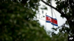 Bendera Korea Utara berkibar di atas Kedutaan Besar Korea Utara di Beijing, 20 April 2017. Kantor berita Korea Selatan mengatakan Korea Utara telah menahan warga negara AS yang ketiga.