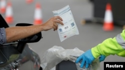 Alat uji mandiri dikumpulkan di lokasi uji virus Covid-19 di Poole, Inggris, 2 Mei 2020. (Foto: dok).