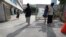 Cha mẹ đứng nhìn con em vào trường tiểu học tại Seoul ngày 25/8/2020.