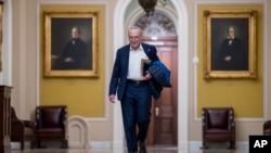 El líder de la mayoría demócrata del Senado de EEUU, Chuck Schumer, llega al Capitolio en medio de preparativos para avanzar un paquete de ayuda a Ucrania, Israel y Taiwán, el 11 de febrero de 2024.