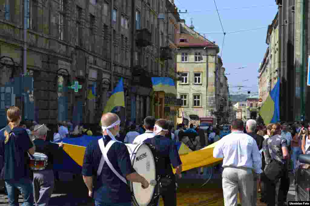 Львів&#39;яни пронесли містом великий прапор на честь свята.