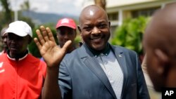 Le président Pierre Nkurunziza salue la foule à Bujumbura, au Burundi, le 17 mai 2015.