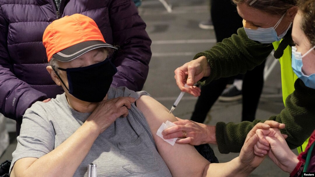 Annie Sting sedang divaksinasi vaksin COVID-19 di sebuah klinik untuk orang tuli dan tuna netra, di Seattle, Washington, 19 Maret 2021.