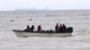 ARCHIVO - Migrantes venezolanos recientemente deportados llegan a la costa en la playa Los Iros, en Erin, Trinidad y Tobago, 24 de noviembre de 2020. Lincoln Holder/Courtesy Newsday/via REUTERS.