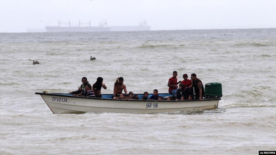 ARCHIVO - Migrantes venezolanos recientemente deportados llegan a la costa en la playa Los Iros, en Erin, Trinidad y Tobago, 24 de noviembre de 2020. Lincoln Holder/Courtesy Newsday/via REUTERS.