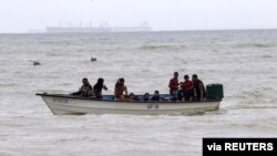 Migrantes venezolanos, recientemente deportados, arriban a la costa de la playa Los Iros luego de su regreso a la isla, en Erin, Trinidad y Tobago. Noviembre 24, 2020.