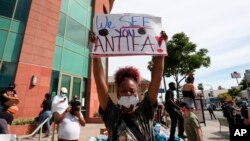 Một phụ nữ cầm một biểu ngữ đề cập đến antifa tại một cuộc biểu tình ở Los Angeles ngày 1/6/2020 về cái chết của ông George Floyd ngày 25/5 tại Minneapolis. 
