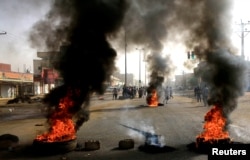 Sudanese protesters use burning tires to erect a barricade on a street, demanding that the country's Transitional Military Council hand over power to civilians, in Khartoum, Sudan, June 3, 2019.