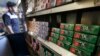 ARHIVA - Paklice mentol cigareta Kool na polici sa drugim proizvodima u prodavnici Teds Market u San Francisku.