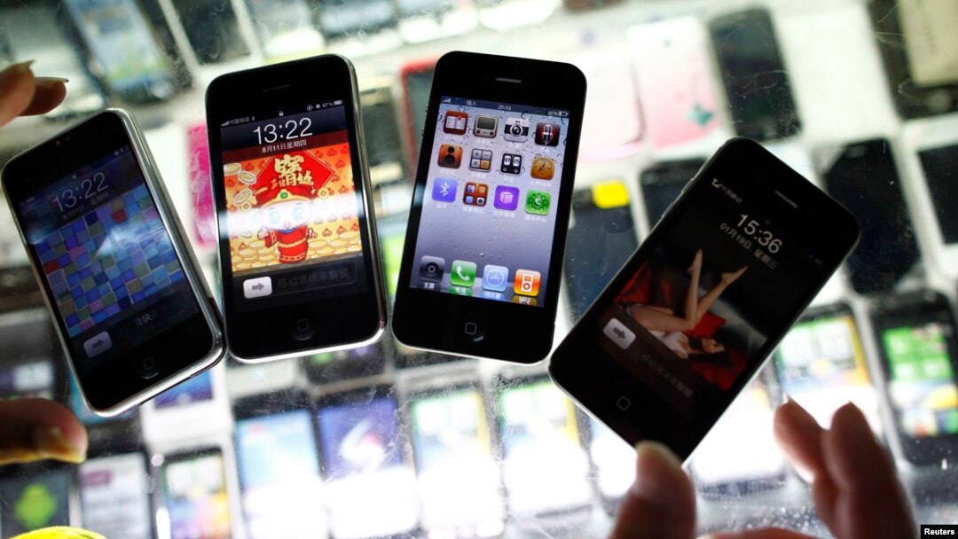 iPhone palsu dipajang di gerai ponsel di Shanghai, China. 