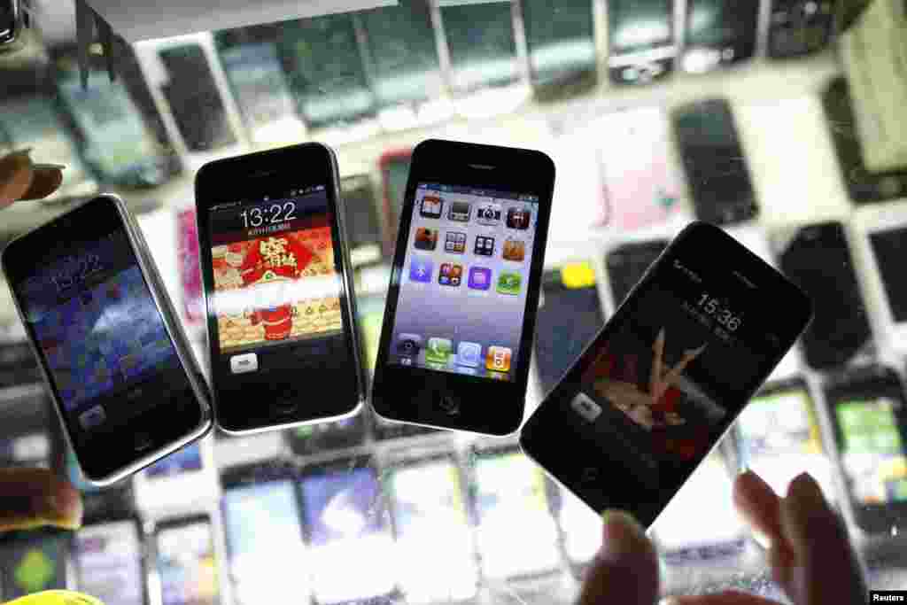 上海一个手机摊位上的假冒的 iPhones（2011年8月11日）