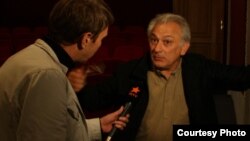 Режиссер и главный герой фильма "Параджанов" Серж Аведикян в момент общения с украинскими журналистами