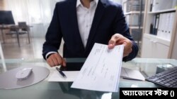 ব্যাংক লেনদেন সংক্রান্ত নতুন আইনের খসড়ার অনুমোদন। (ছবি- অ্যাডোবে স্টক) 