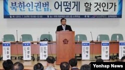 지난달 24일 국회에서 열린 `북한인권법 어떻게 할 것인가' 토론회에서 발언하는 선진통일당 이인제 대표.