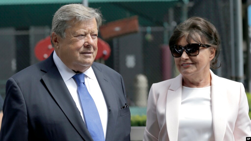 Prindërit e Melania Trumpit marrin shtetësinë amerikane