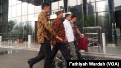 Gubernur Aceh Irwandi Yusuf tiba di kantor Komisi Pemberantasan Korupsi, Rabu siang,(7/5) (foto: VOA/Fathiyah Wardah)