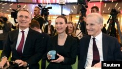 Perdana Menteri Finlandia Sanna Marin (tengah) diapit Sekjen NATO Jens Stoltenberg (kiri) dan Perdana Menteri Norwegia Jonas Gahr Store menghadiri pertemuan di Helsinki, Finlandia, 28 Februari 2023. (Foto: Lehtikuva/Heikki Saukkomaa via REUTERS)