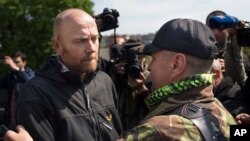 Người đứng đầu nhóm giám sát viên quân sự nước ngoài, Đại tá Đức Axel Schneider, trái, sau khi được thả ở Slovyansk, miền đông Ukraine, 3/5/2014