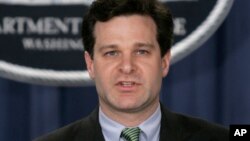 Wray fungió como asistente al fiscal general de 2003 a 2005 y fue miembro de la fuerza de tarea sobre fraude corporativo del presidente George W. Bush.