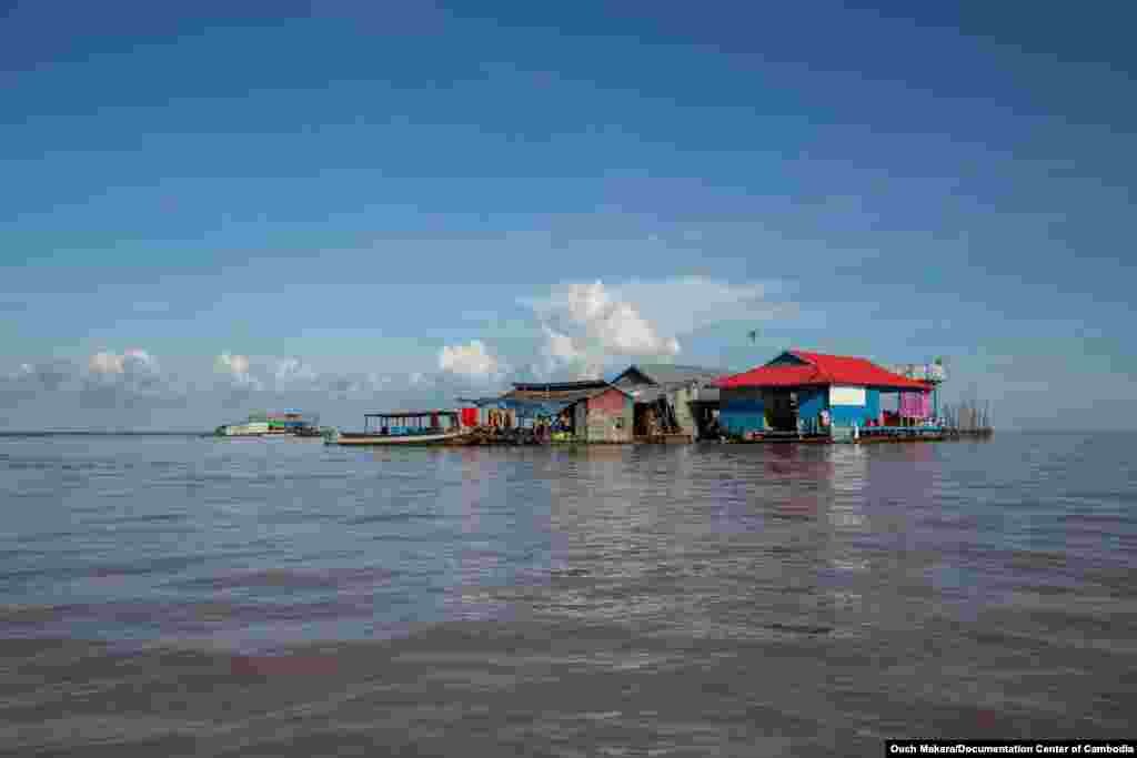 ទិដ្ឋភាព​ផ្ទះ​លើ​ទឹក​របស់​ប្រជាពលរដ្ឋ​នៅ​លើ​ផ្ទៃ​ទន្លេ​សាប​នៃ​ប្រទេស​កម្ពុជា។&nbsp;(អ៊ុច មករា/មជ្ឈមណ្ឌលឯកសារកម្ពុជា)