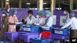 ႏုိဝင္ဘာ ၈ ရက္က က်င္းပခဲ့တဲ့ ျမန္မာ့ေရြးေကာက္ပြဲ ရန္ကုန္ၿမိဳ႕က မဲ႐ုံတခုမွာ မဲေရတြက္ေနတဲ့ျမင္ကြင္း။ (ႏုိဝင္ဘာ ၈၊ ၂၀၂၀)
