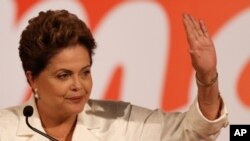 Prezidan Brezil la, Dilma Rousseff, kandida Pati Travayè a, ki tap pale ak yon foul patizan dimanch 5 oktòb 2014 la. 