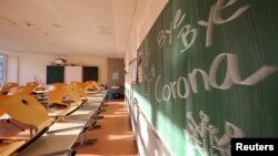 Ruang kelas yang kosong di Karl-Rehbein-Schule, sekolah menengah terbesar di negara bagian Hesse, setelah sekolah-sekolah diliburkan karena wabah virus corona (COVID-19), di Hanau, Jerman, 16 Maret 2020. (Foto: Reuters)