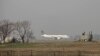 Uno de los aviones de la aerolínea Pakistán International Airlines (PIA), a punto de despegar, en el aeropuerto internacional de Benazir, en Islamabad, el 9 de febrero de 2016.