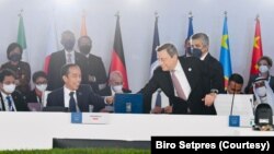 Presiden Jokowi (kiri) secara resmi menerima presidensi G20 dari Perdana Menteri Italia Mario Draghi, dalam penutupan KTT G20 di Roma, Italia, pada 31 Oktober 2021. (Foto: Biro Setpres)