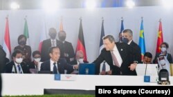 Presiden Jokowi (kedua dari kiri di bagian depan) secara resmi menerima presidensi G20 dari Perdana Menteri Italia Mario Draghi, dalam penutupan KTT G20 di Roma, Italia, pada 31 Oktober 2021. (Foto: Biro Setpres)