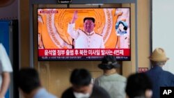 ARCHIVO - Una pantalla de televisión muestra un noticiero informando sobre el lanzamiento de un misil de Corea del Norte con imágenes de archivo del líder norcoreano Kim Jong Un, en la estación de tren de Seúl, Corea del Sur, el miércoles 17 de agosto de 2022.