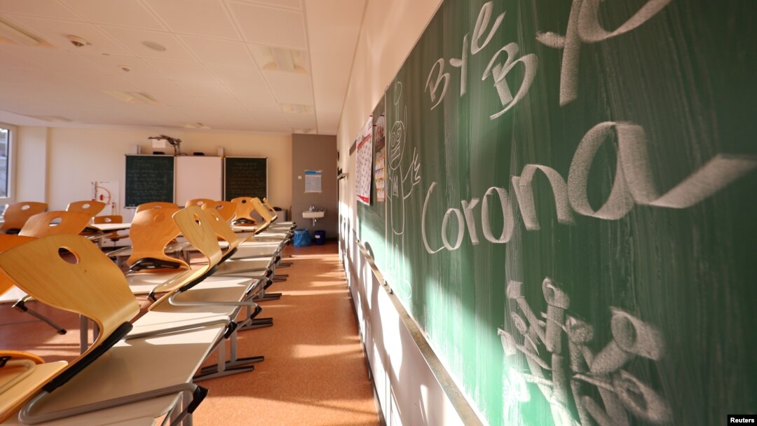 Almanya'nın Hesse eyaletindeki Hanau kentinde Corona virüsü salgını nedeniyle 16 Mart'ta kapatılan Karl-Rehbein-Schule Lisesi'nde bir derslik