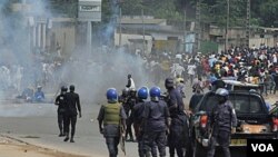 Bentrokan terjadi antara militer yang setia kepada Presiden Gbagbo dan pendukung Presiden terpilih, Alassane Outtara di Abidjan, Kamis 16 Desember 2010.