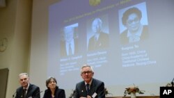 Anggota Komite Institut Nobel Karolinska dari kiri: Jan Andersson, Juleen Zierath dan Hans Forssberg, mengumumkan peraih anugerah Nobel kedokteran 2015 di Stockholm (5/10). Peraih tahun ini (nampak pada layar): William Campbell (Irlandia) dan Satoshi Omura (Jepang) dan Tu Youyou (China).