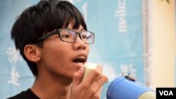 獨派學生組織"學生動源"前召集人、19歲的鍾翰林表示，港版國安法以終身監禁等嚴刑峻法， 可能會造成兩極化，不排除有人會發動更激進的武力抗爭。(美國之音湯惠芸)