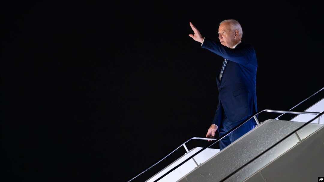 Predsednik Džo Bajden izlazi iz aviona na aerodromu Indira Gandi pred početak samita G20. Nju Delhi, 8. septembar, 2023. (Foto: A/Evan Vucci)