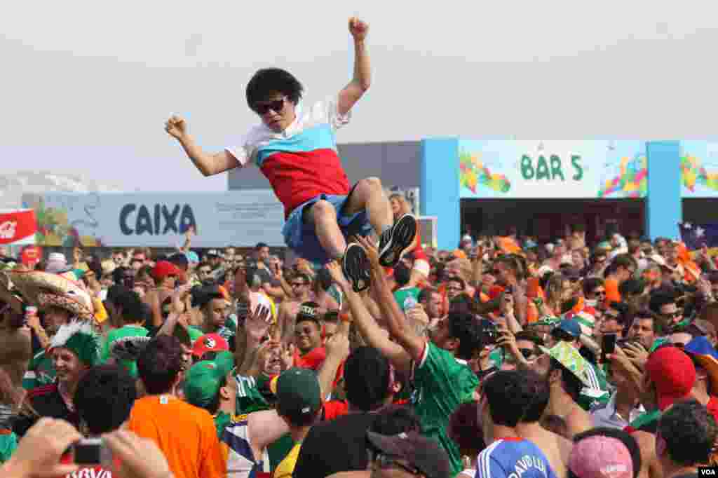 O FIFA Fan Fest no Rio de Janeiro fervilha todos os dias com a alegria dos fãs do Mundial, Brasil, Junho 29, 2014. (Gesell Tobias/VOA) 