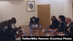 Ambassadeur ya Amerika na kinshasa Mike Hammer (1e na molongo ya D) na masolo na ministre ya Défense ya RDC Aimé Ngoy Mukena na Kinshasa, 5 août 2020. (Twitter/Mike Hammer)