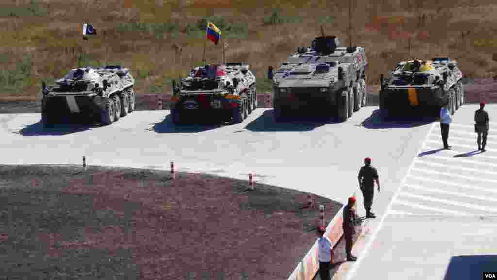防空部队比赛中的中国与俄罗斯装甲车。