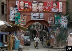 پشاور کا ایک بازار امیدواروں کے بینروں سے بھرا ہوا ہے۔