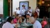 Para musisi tampil menghibur turis di restoran &quot;La Mina&quot; di Old Havana, Kuba (18/12).(Reuters/Enrique De La Osa)