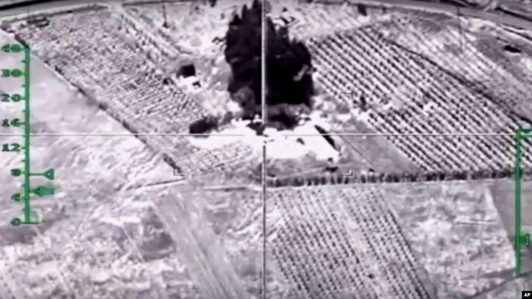 Dalam foto yang diambil dari video yang diberikan oleh Kementerian Pertahanan Rusia pada hari Rabu, 9 Desember 2015, Rusia melepaskan serangan udara di Suriah.