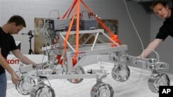 Kendaraan robot Exomars Rovers saat dipamerkan di Oerlikon Space, Zurich (Foto: dok). Badan Antariksa Eropa (ESA) mengumumkan kesepakatan dengan Rusia untuk meneruskan misi pesawat tak berawak ke planet Mars, Rabu (21/11).