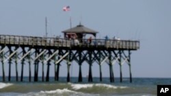 Un hombre de 67 años de edad fue mordido en las aguas de una playa de la isla Ocracoke en Carolina del Norte.