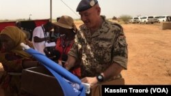 Lors de la cérémonie de lancement des travaux à l'aéroport de Gao, au Mali, le 16 octobre 2017. (VOA/Kassim Traoré)