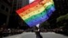 Участники гей-парада в Нью-Йорке осудили гомофобию в России 
