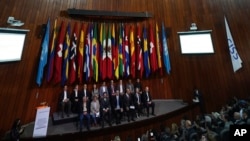 Delegaciones del gobierno de Colombia y la guerrilla ELN asisten a la ceremonia de apertura de la segunda ronda de conversaciones en la Conferencia Interamericana de Seguridad Social (CISS) en la Ciudad de México, el lunes 13 de febrero de 2023.