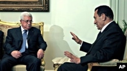 Egyptian President Hosni Mubarak, right, meets with Palestinian authority President Mahmoud Abbas at the Presidential palace in Cairo, Egypt, 21 Nov. 2010