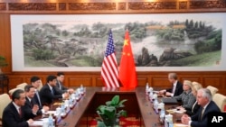 Rex Tillerson y el consejero de Estado chino Yang Jiechi asistieron a una reunión en la pensión estatal Diaoyutai en Beijing el sábado 18 de marzo de 2017.