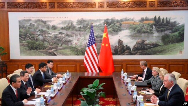 Rex Tillerson y el consejero de Estado chino Yang Jiechi asistieron a una reunión en la pensión estatal Diaoyutai en Beijing el sábado 18 de marzo de 2017.